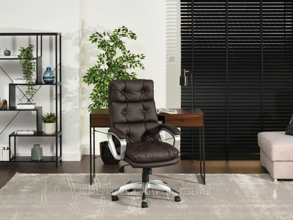 Fotel biurowy pikowany w kolorze brązowym z wysokim oparciem - styl i elegancja